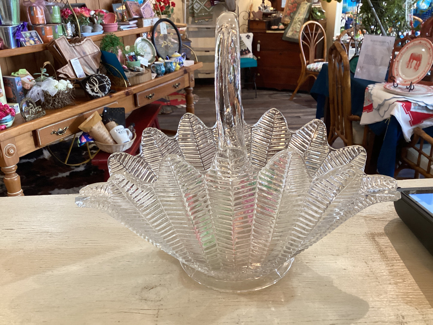 L.E. Smith Feather Fern Herringbone Glass Basket