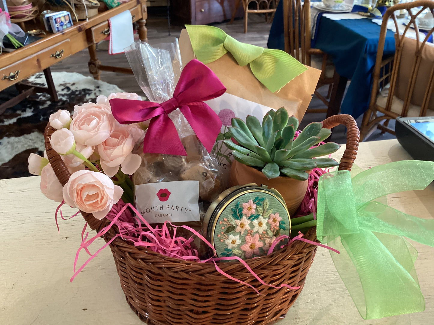 Basket w/green bow