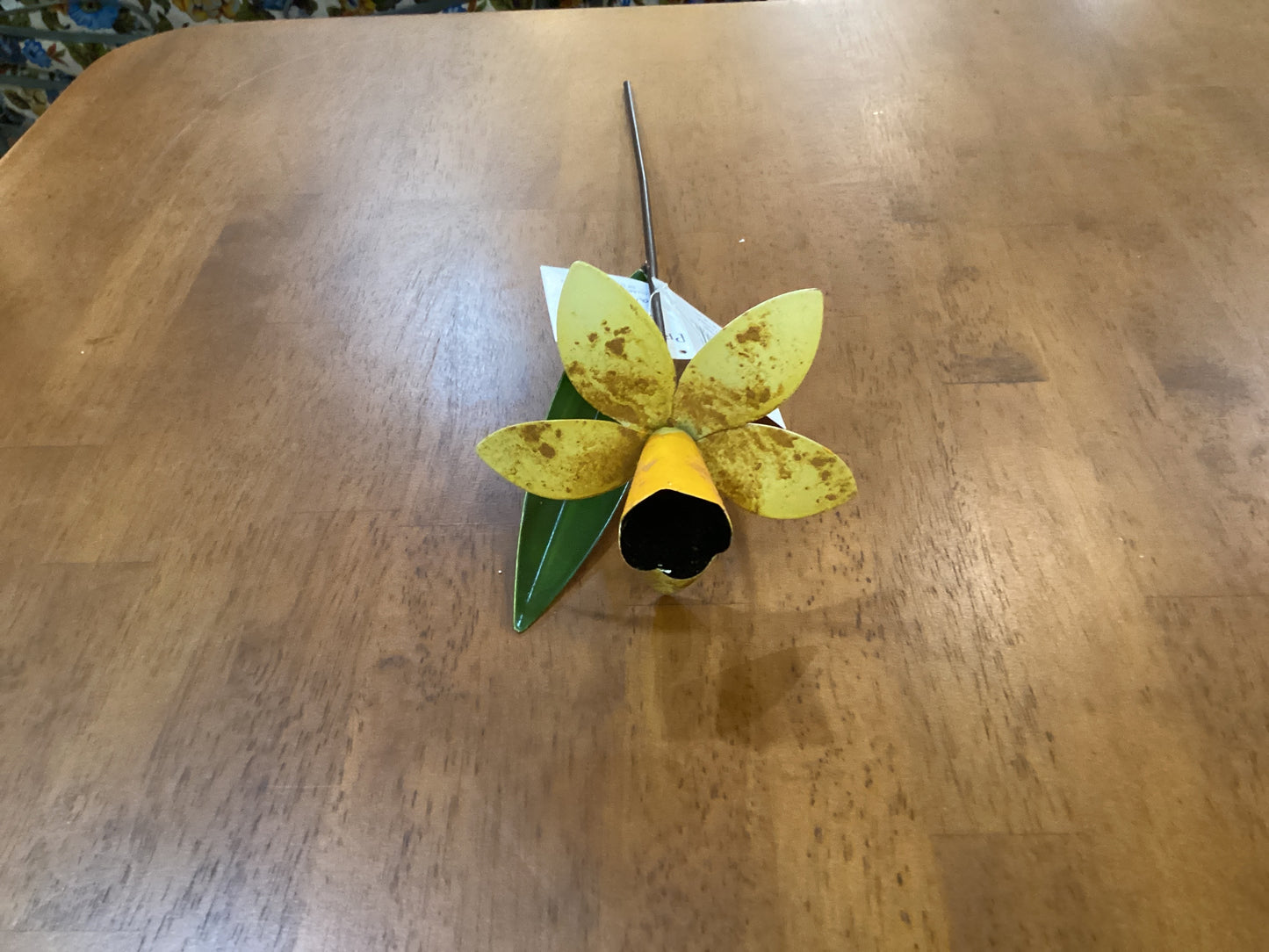 Metal Daffodil Pick
