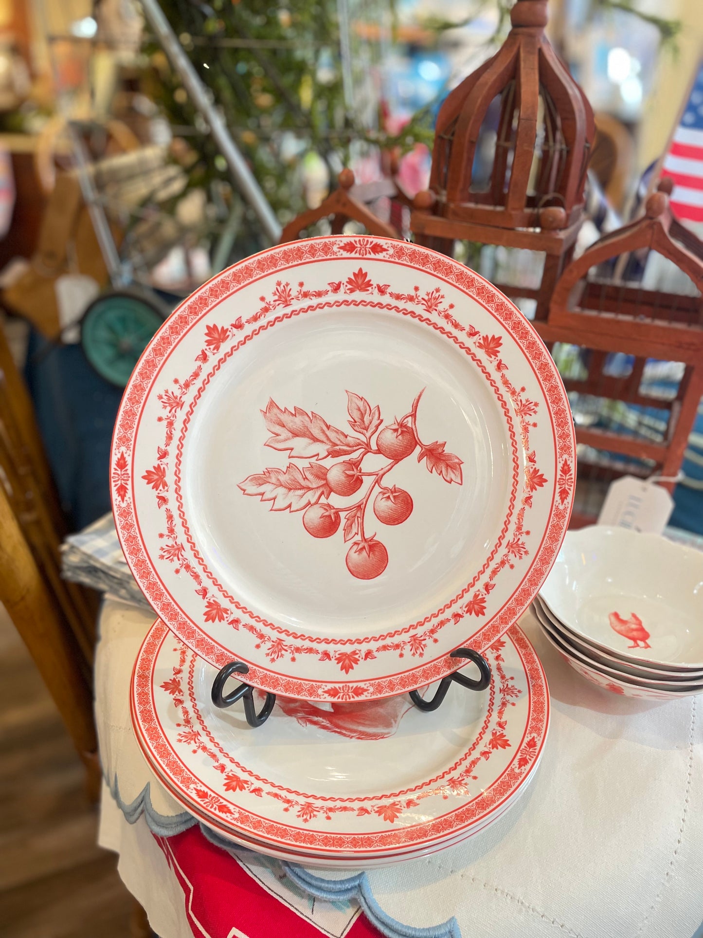 RED & WHITE FARM FRESH DINNER PLATES SET OF 4 WITH GIFTBOX